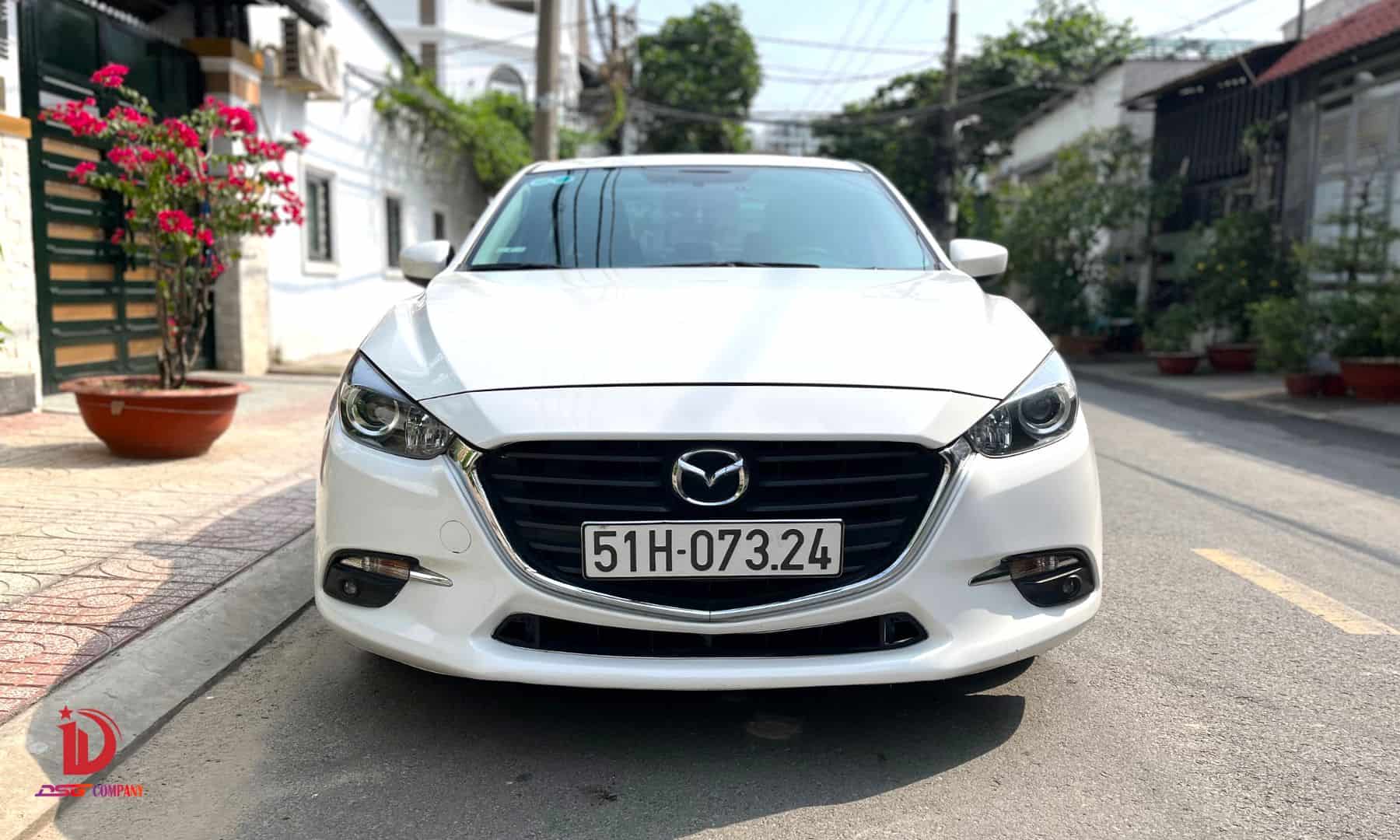 Mazda 3 Trắng - Thuê xe tự lại tại TP.HCM