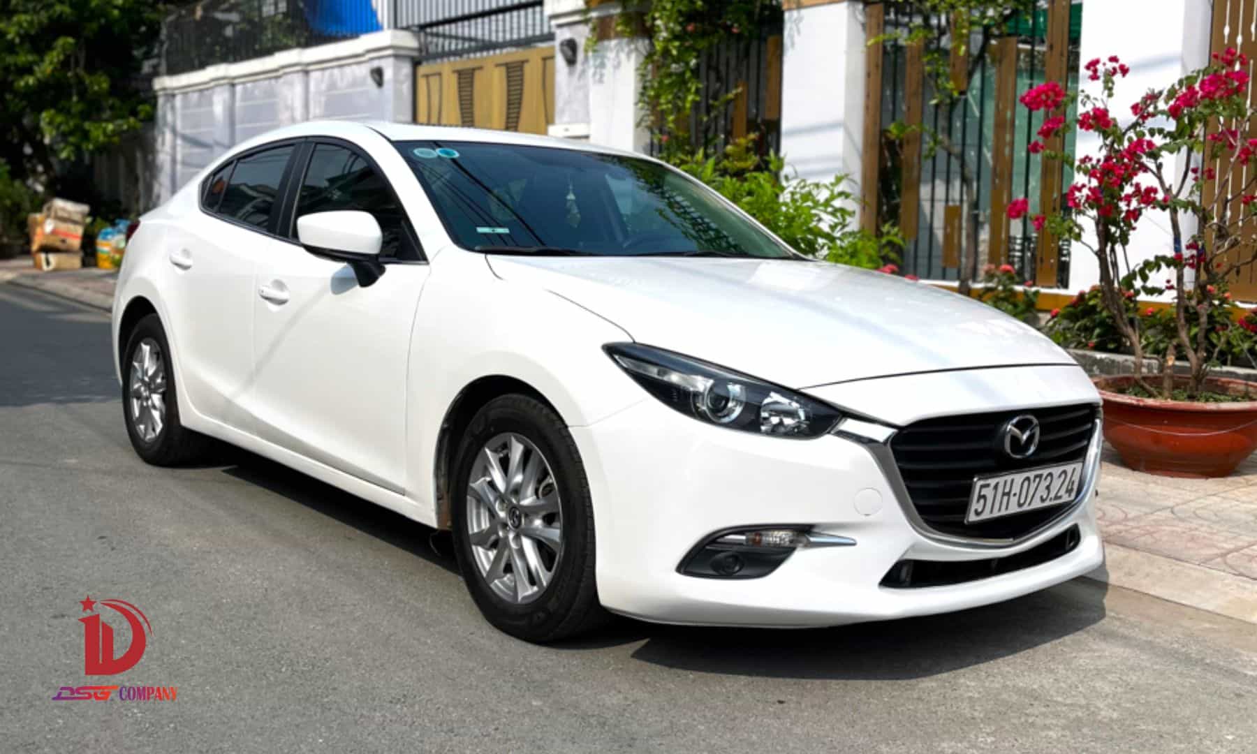 Mazda 3 Trắng - Thuê xe tự lại tại TP.HCM