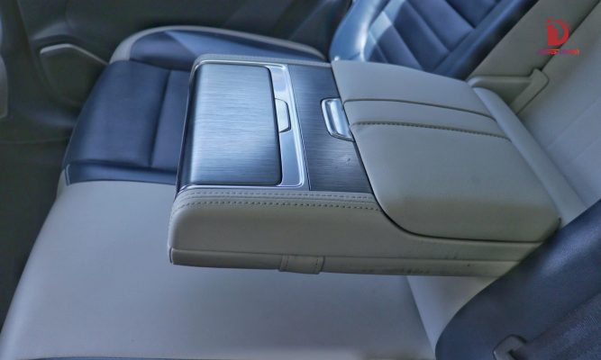 Bệ kê tay ghế sau trên MG HS 2025
