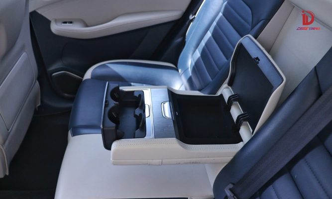 Bệ kê tay có hộc để nước và kính mát phụ kiện ghế sau trên MG HS 2025