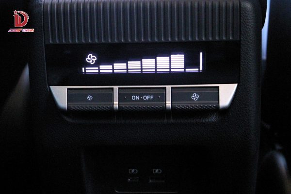 Hệ thống điều chỉnh cửa gió ở các hàng ghế 2 và 3 với màng hình LCD hiện đại 
