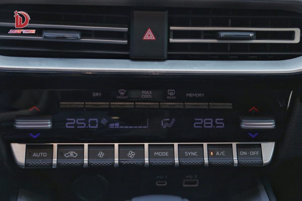 Hề thống điều hoà hai vùng độc lập với các phím cơ kết hợp với màng LCD 