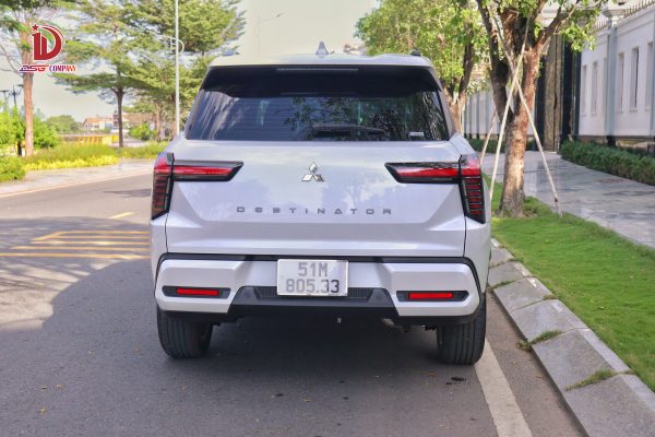 Đuôi xe vuốt gọn với cụm đèn hậu được thiết kế đặt trưng của nhà Mitsubishi