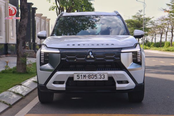 Đầu xe Destinator với thiết kế đầu đèn ấn tượng 